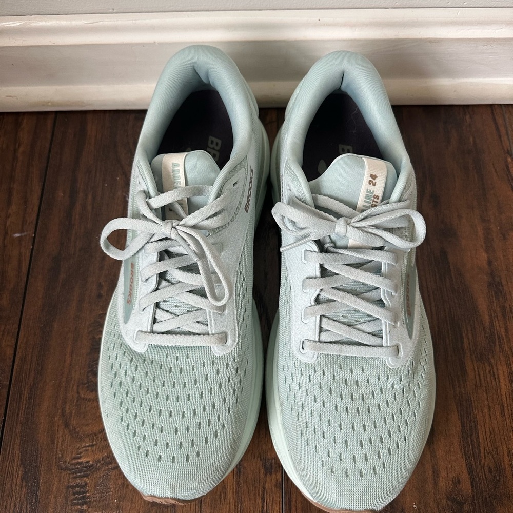 Women's Brooks Adrenaline GTS 24 size 10.5